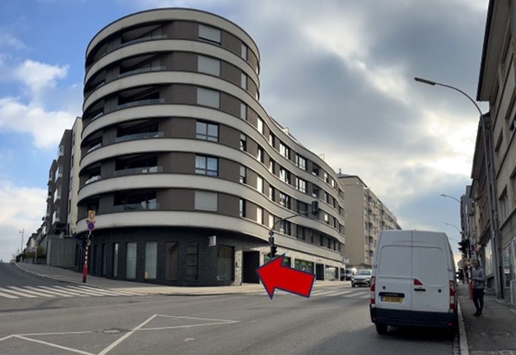 The building seen from route d'Esch, with an arrow on the entrance